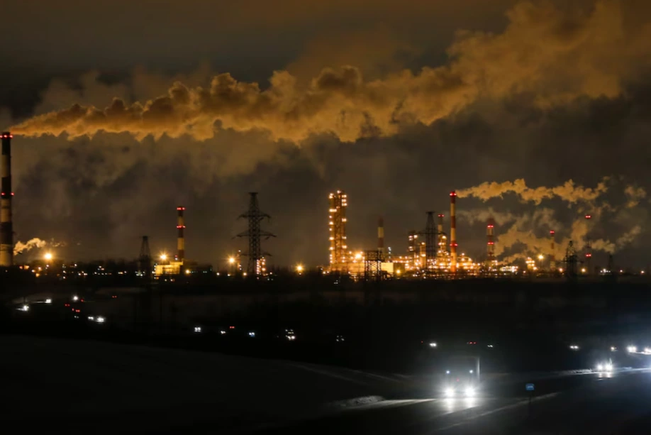 Ucrania lanzó el mayor ataque con drones de la guerra y golpeó una de las principales refinerías de Rusia
