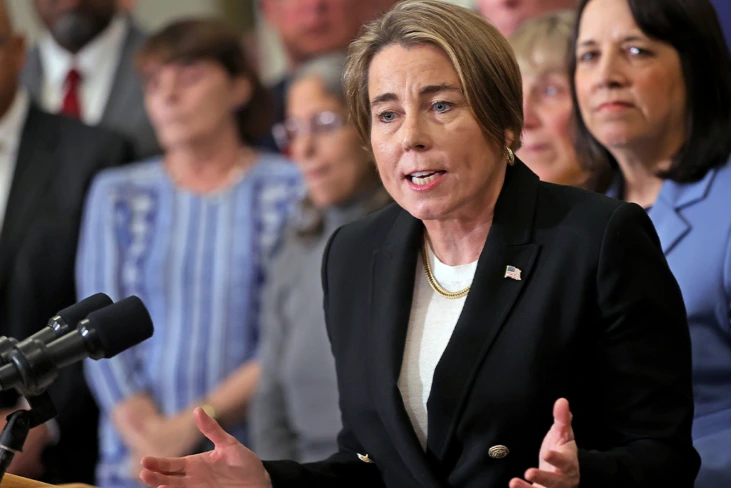 Aberrante: la gobernadora demócrata de Massachusetts habilitó los abortos sin límite gestacional