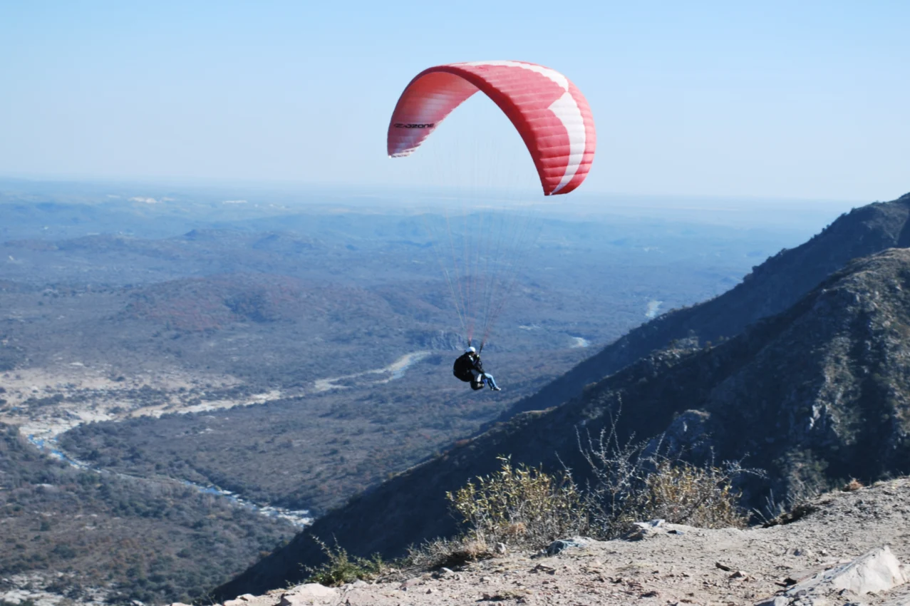 Córdoba desde el aire: parapente, mountain bike y aventura en las sierras
