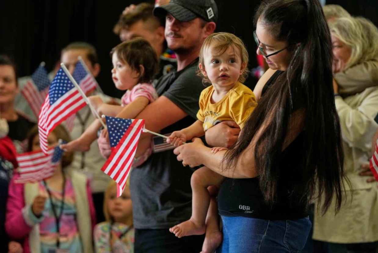 Scott Jennings le respondió a CNN por los refugiados sudafricanos de Trump: “No hace falta un genocidio”
