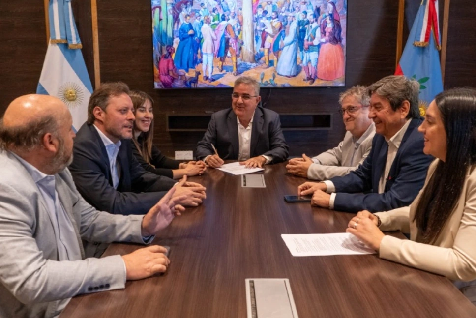Raúl Jalil acordó 10 vuelos semanales entre Catamarca y Buenos Aires para impulsar el turismo y la minería
