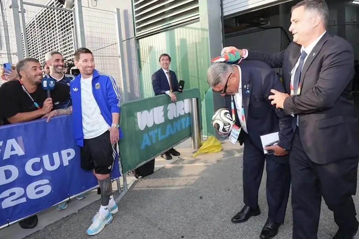 The leader appeared behind the captain of the Argentine National Team