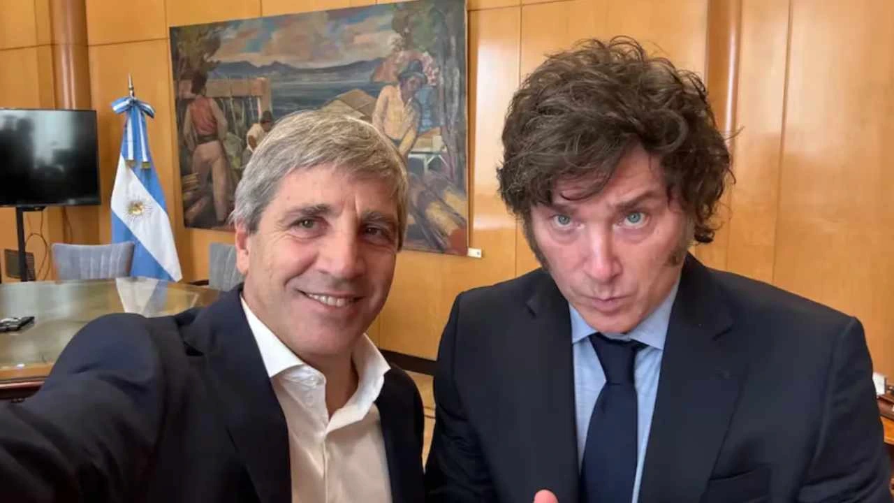 Javier Milei junto a su ministro de Economía, Luis "Toto" Caputo.