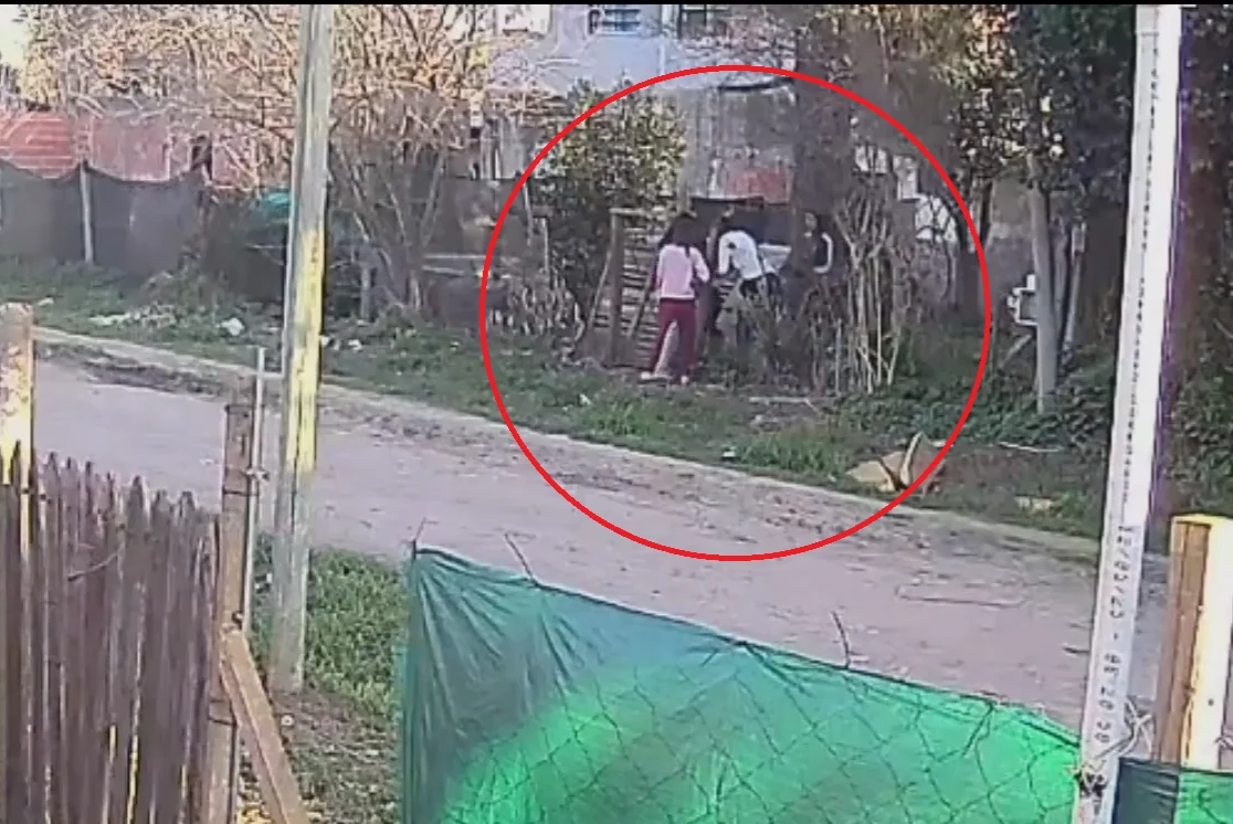 Los delincuentes  que usurparon la casa de L-Gante mostrón cómo vive: "No tenemos ni papel higiénico"