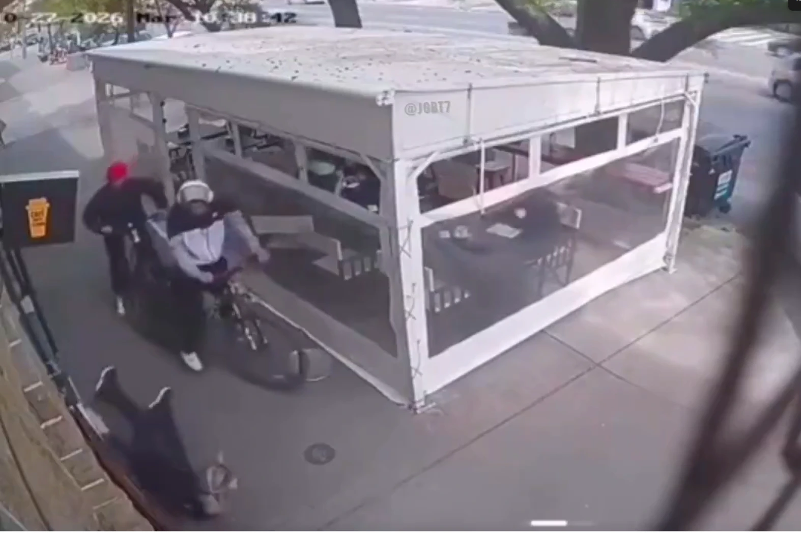 Dos jóvenes en bicicleta atropellan a una moza en una vereda de Mar del Plata