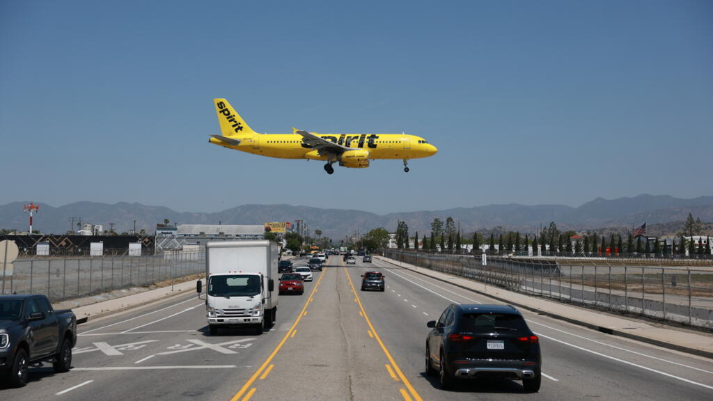 Spirit Airlines announced the end of its operations after 34 years of service, largely due to the decisions of the Democratic Party