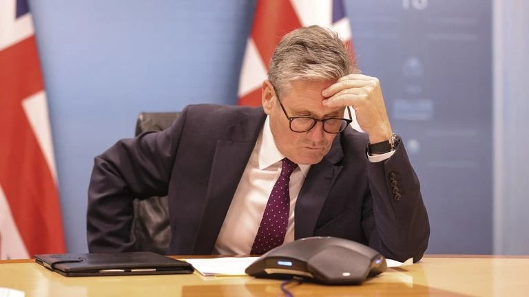 The socialist prime minister of the United Kingdom faces harsh criticism both in the opposition and in his own party and was singled out as incompetent for office.