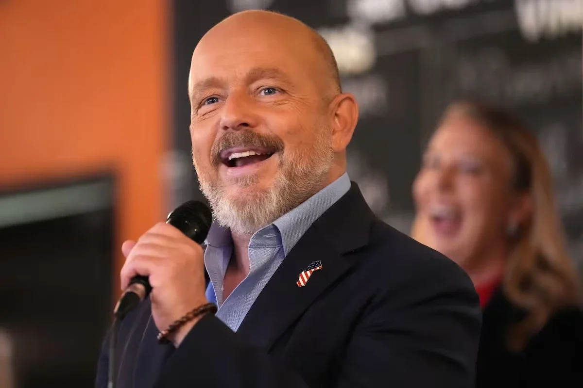 Steve Hilton lidera la carrera para la gobernación de California, superando al ex secretario de Salud de Biden, Xavier Becerra