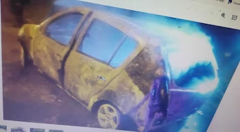 El vehículo incendiado.