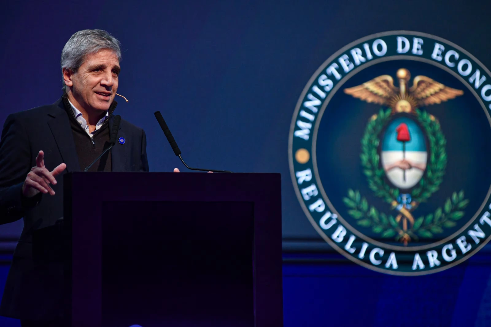 Luis Caputo en conferencia del Ministerio de Economía.