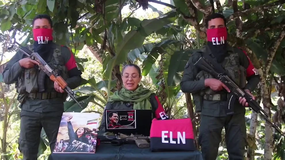 Los combatientes del ELN exhibieron carabinas tipo M4 y fusiles AK.