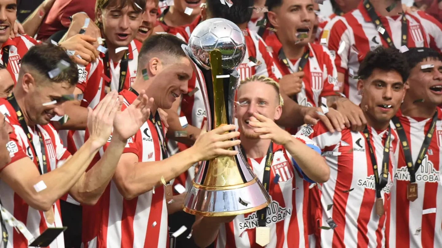 Estudiantes campeón del Trofeo de Campeones en 2025