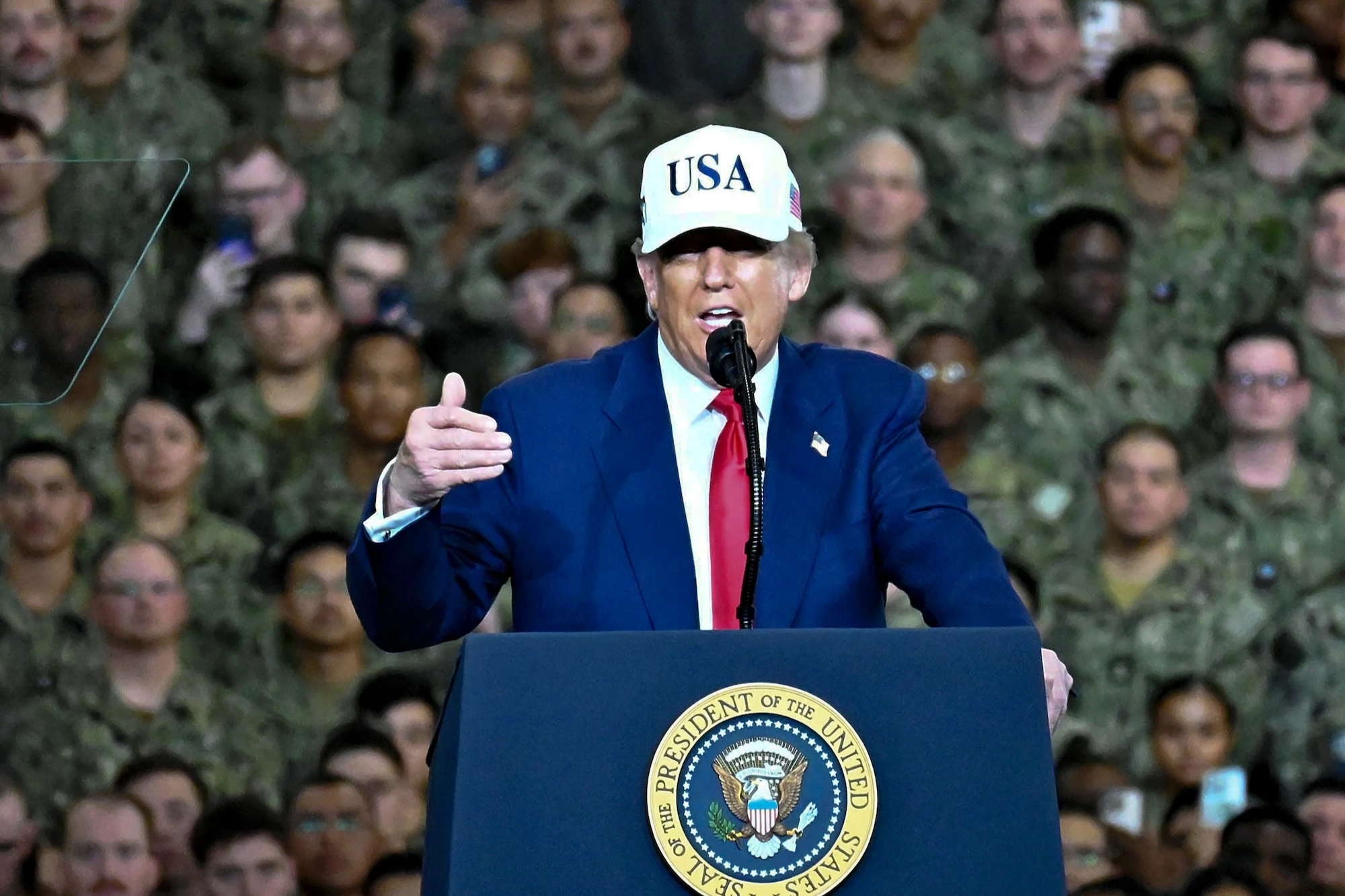 Trump ordered to block the Strait of Hormuz after Iran refused to give up nuclear weapons