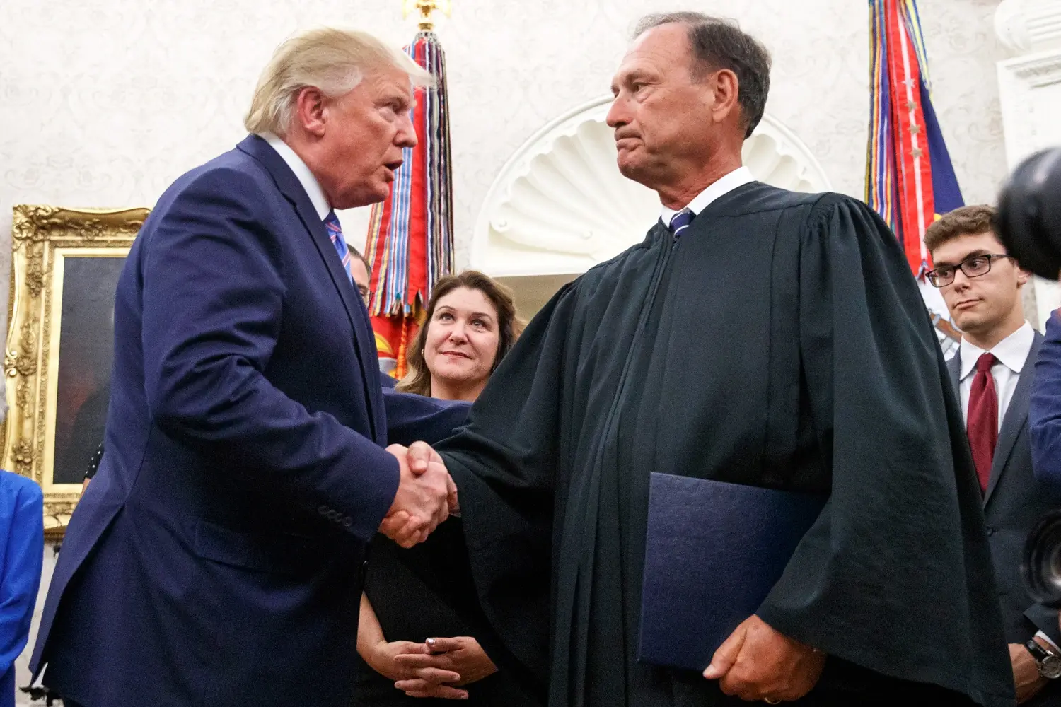 El presidente Donald Trump celebró la decisión de Alito de continuar en su puesto y lo calificó como uno de los mejores jueces de todos los tiempos
