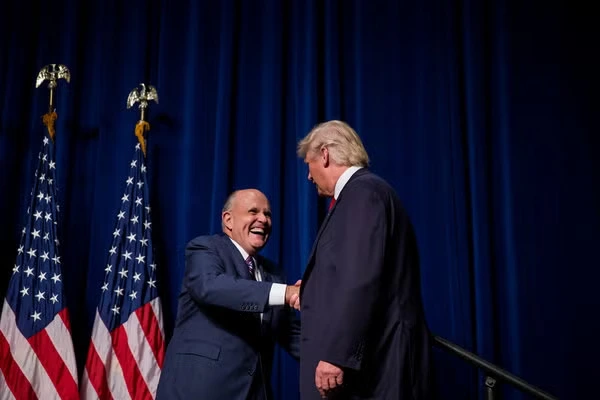 Trump destacó a numerosas personalidades ítalo-americanas, entre ellas a Rudy Giuliani y el juez de la Corte Suprema, Samuel Alito