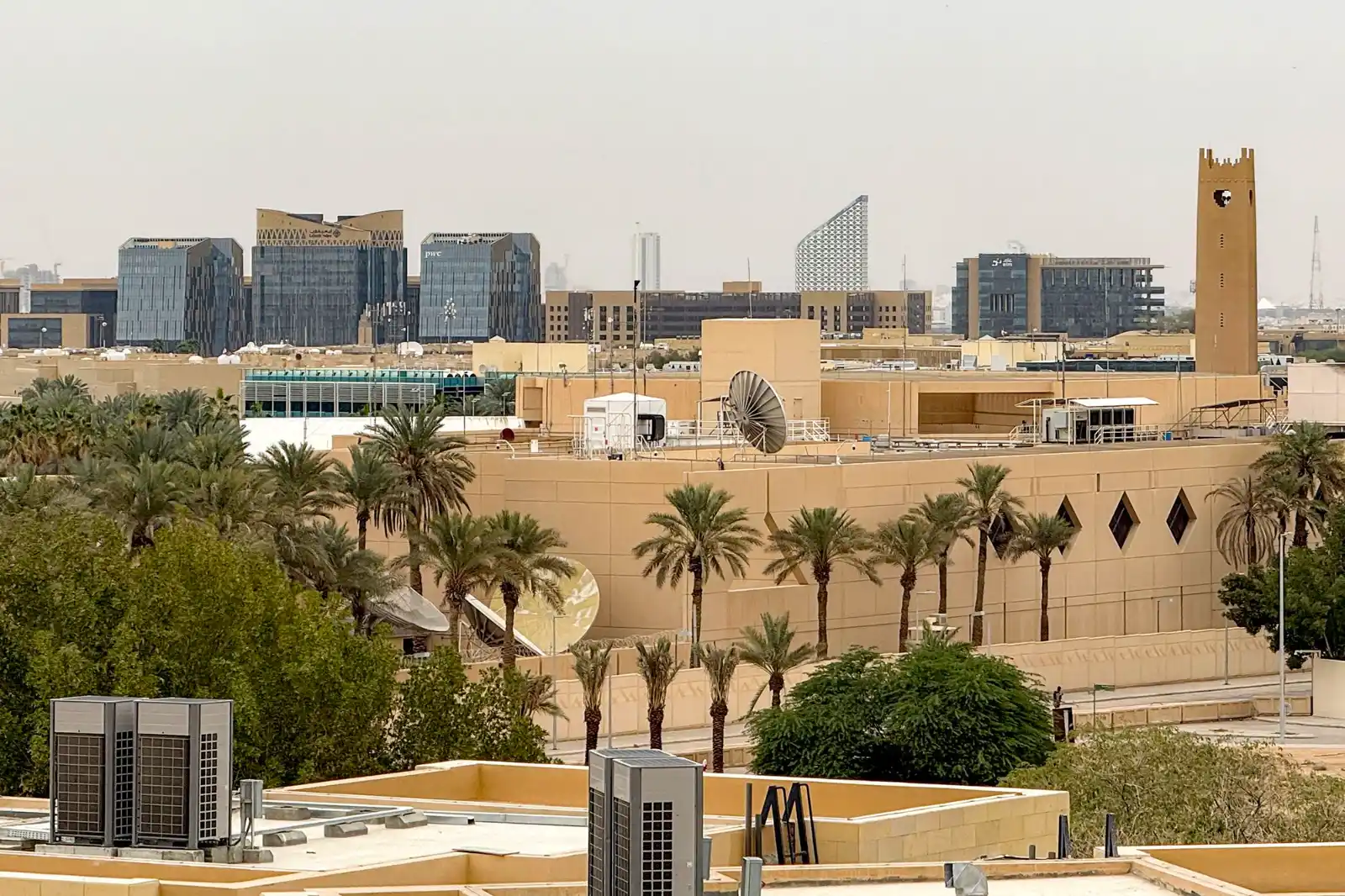 El gobierno de los Estados Unidos ordenó la evacuación de cierta parte de su personal y sus familiares de su embajada en Arabia Saudita frente a las amenazas de los terroristas hutíes