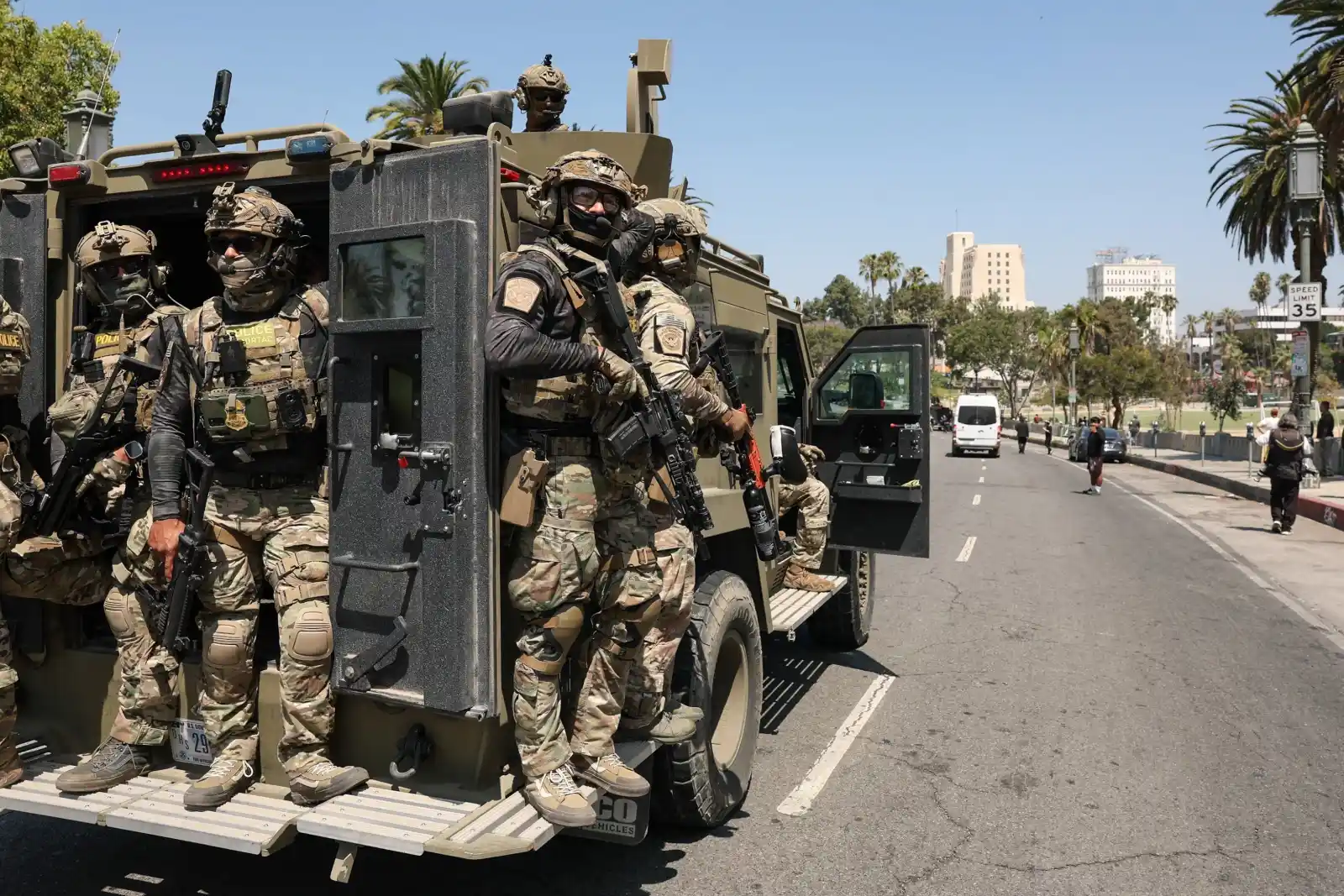 La OLC también determinó que las fuerzas armadas pueden llevar a cabo arrestos ''justo afuera'' de una instalación militar