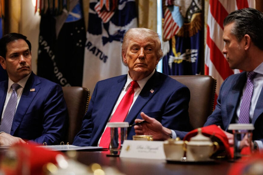 Trump gathered his team in the Situation Room and a final decision on the peace agreement with Iran is awaited.
