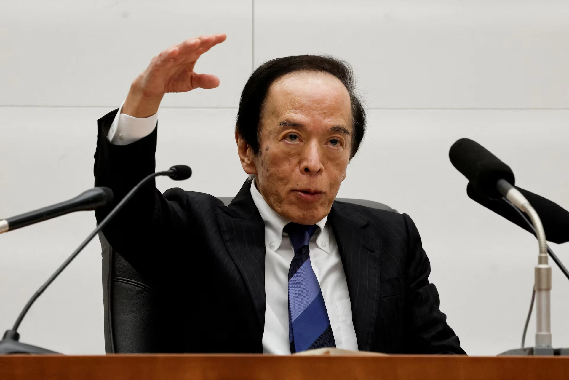 The director of the Japanese central bank must bring calm to the markets in the face of a strong weakening of the Yen