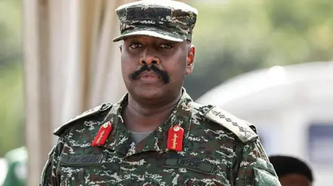 El general ugandés Muhoozi Kainerugaba demandó a Turquía mil millones de dólares y su mujer más hermosa para no cerrar su embajada