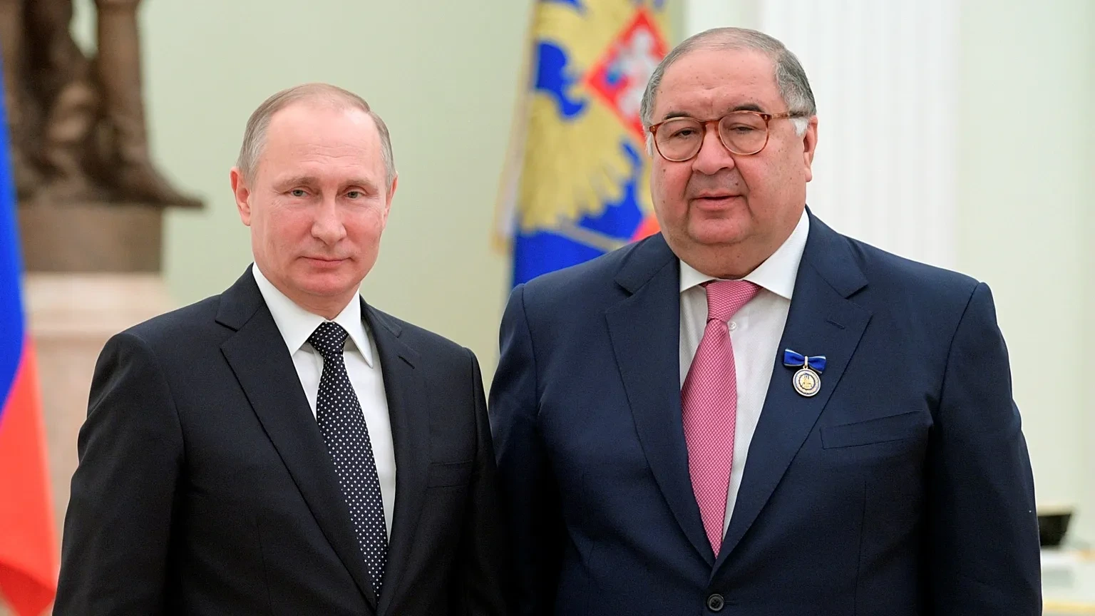 La Unión Europea excluyó a dos empresarios de las sanciones contra Rusia en medio de fuertes críticas por parte de algunos países