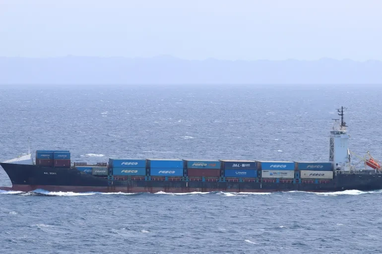 El buque ''Vela Nova'' con bandera panameña, ignoró advertencias en reiteradas ocasiones
