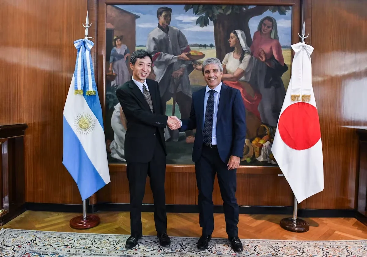 Toto Caputo and the ambassador of Japan in Argentina.