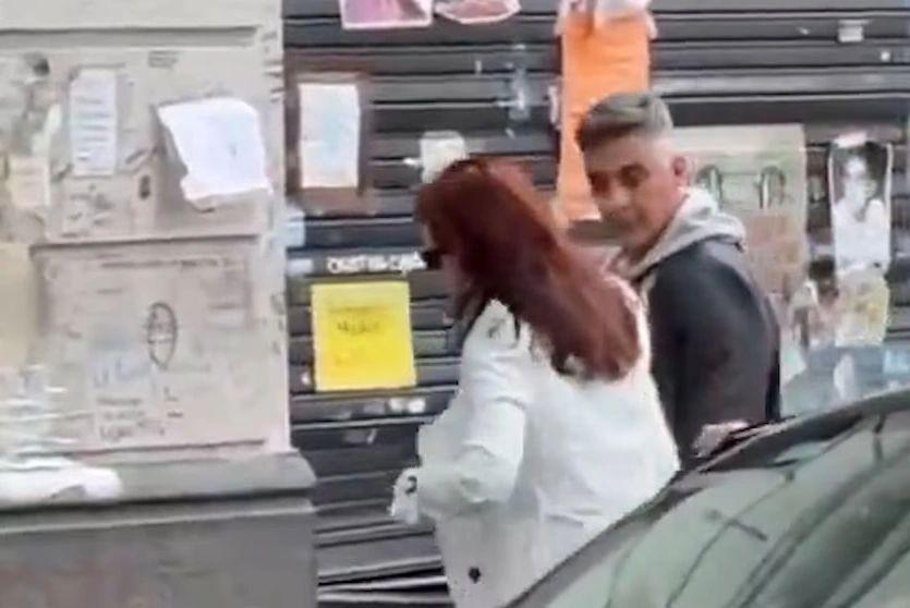 Cristina Kirchner fue grabada caminando por Constitución libremente durante su prisión domiciliaria