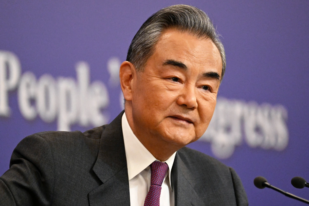 El jefe de las relaciones diplomáticas de China remarcó la importancia de mantener el estrecho abierto y de llegar a un acuerdo a la paz