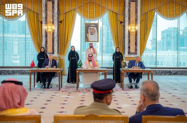 Erdogan, Mohammed bin Salman Y Shehbaz Sharif firman el acuerdo.