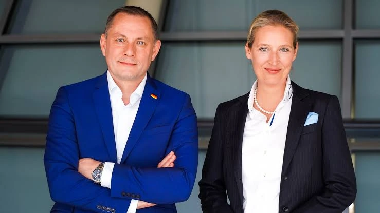 As the ruling coalition weakens, the right-wing party, AFD, continues to gain voter intention and positions itself as the favorite for the upcoming elections