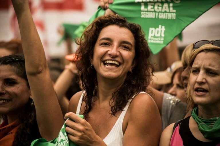 Antisemita, comunista, feminista y pro aborto.