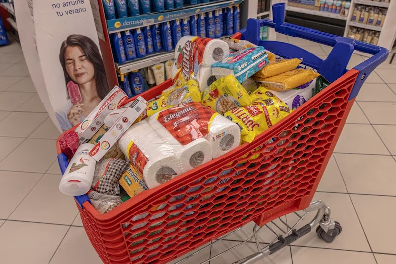 Carrefour abre 24 horas en la Argentina de Milei