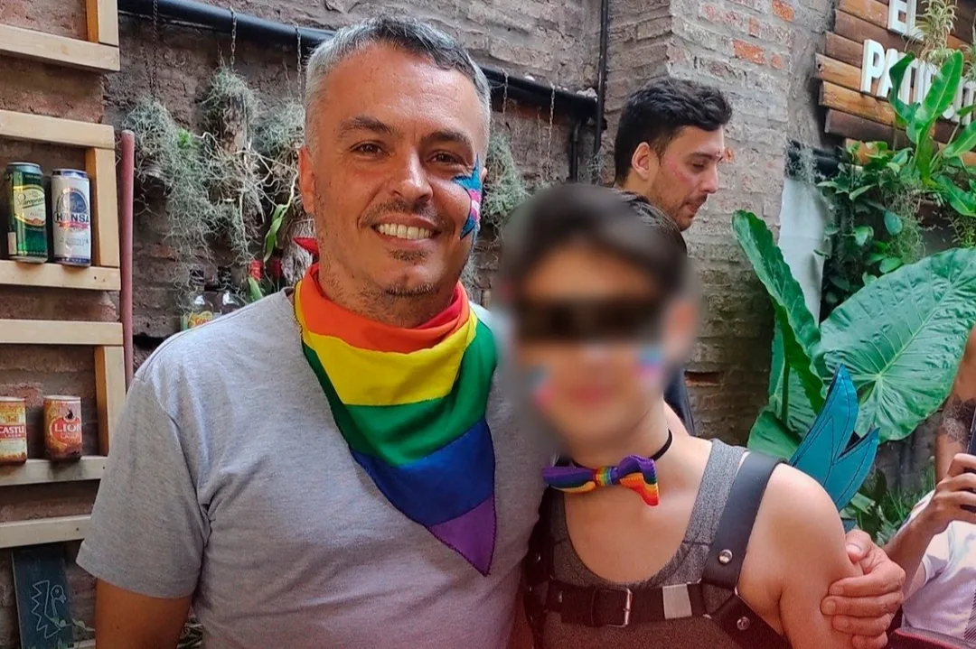 Esteban Paulón con un niño.