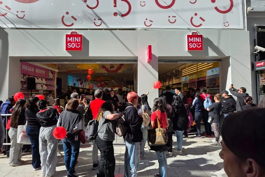 Multitud y acampe por Miniso: Cinco cuadras de fila para comprar en su debut en Argentina