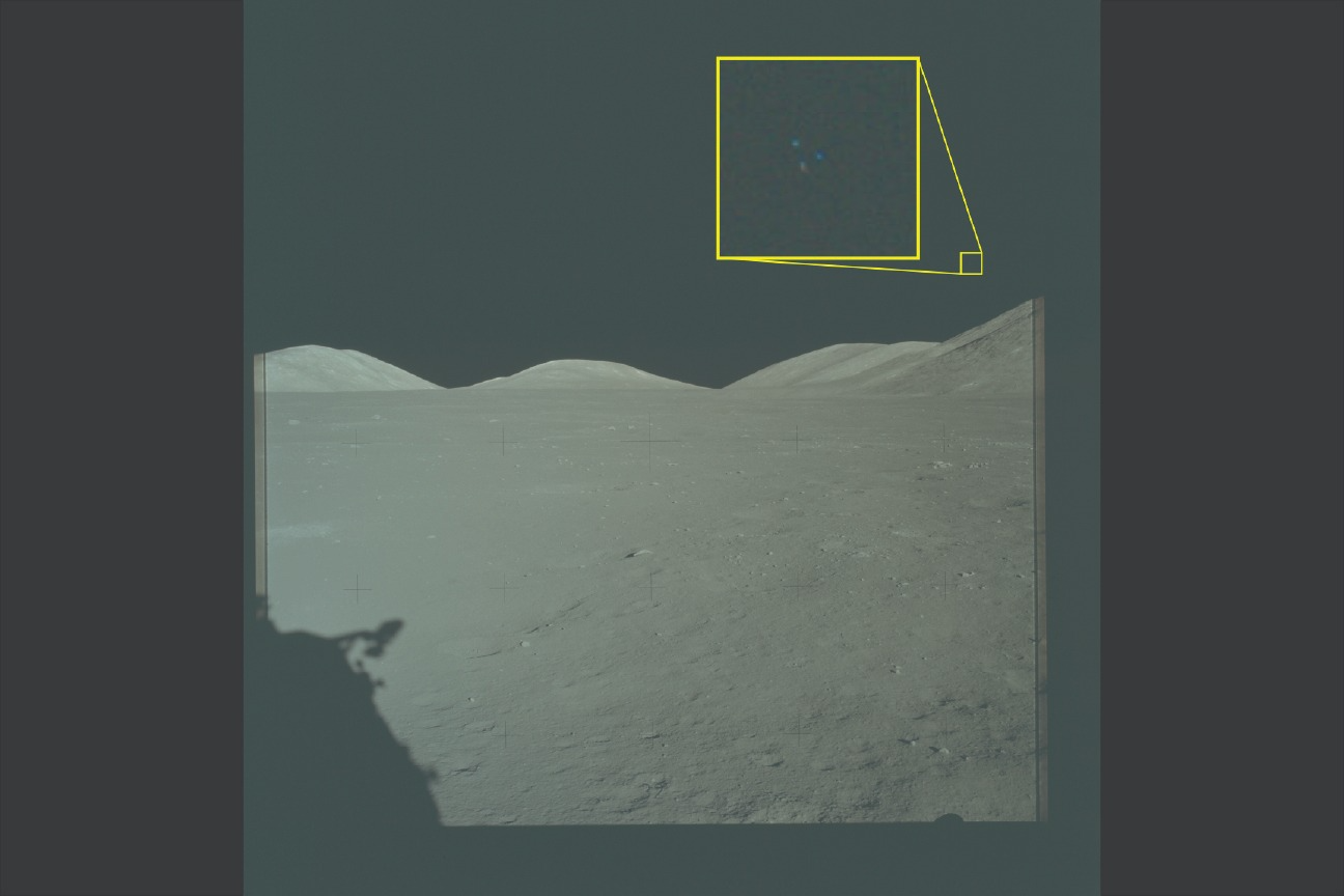Photo of UFOs on the Moon.