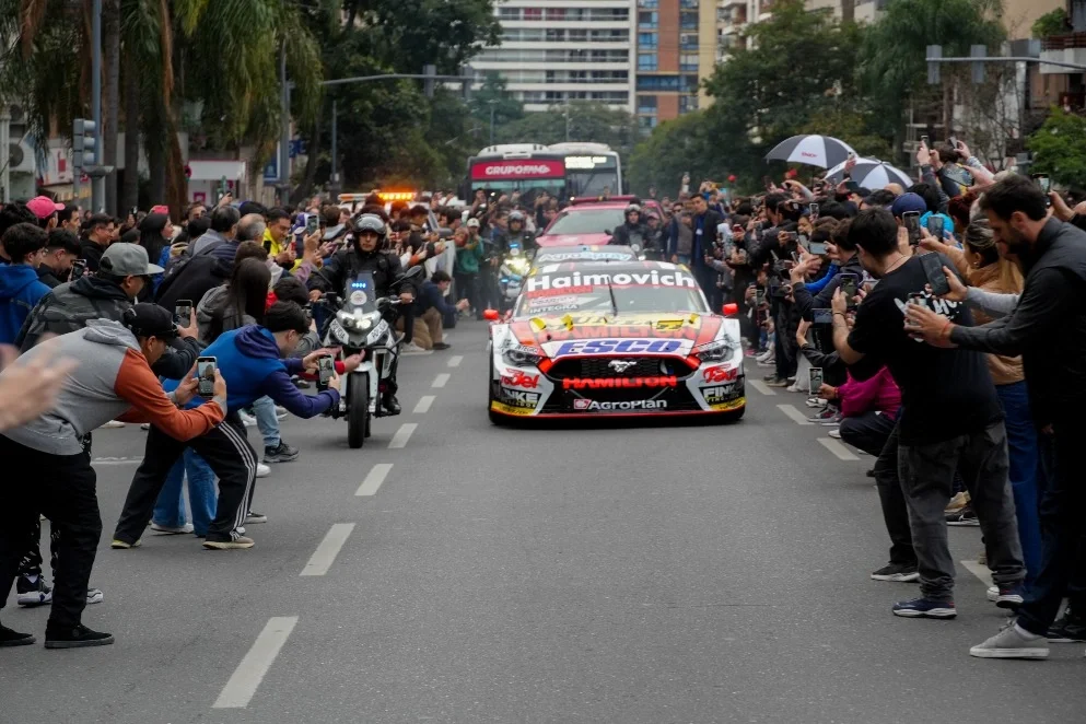 Lanzamiento: los autos del TC rugen en el centro de Córdoba