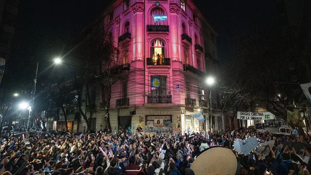 La proyección y Cristina Kirchner en el balcón.