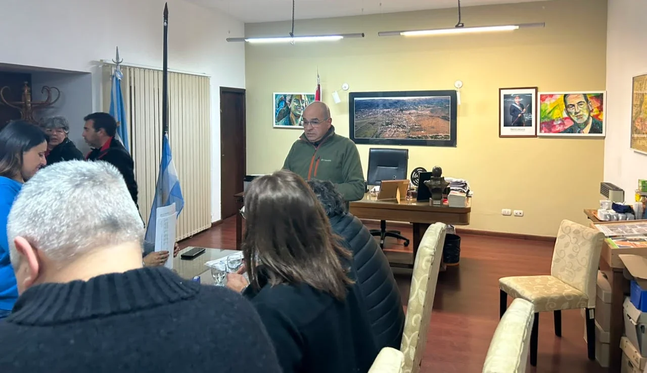 Sesión del Concejo Deliberante en el despacho del Intendente de La Cumbre
