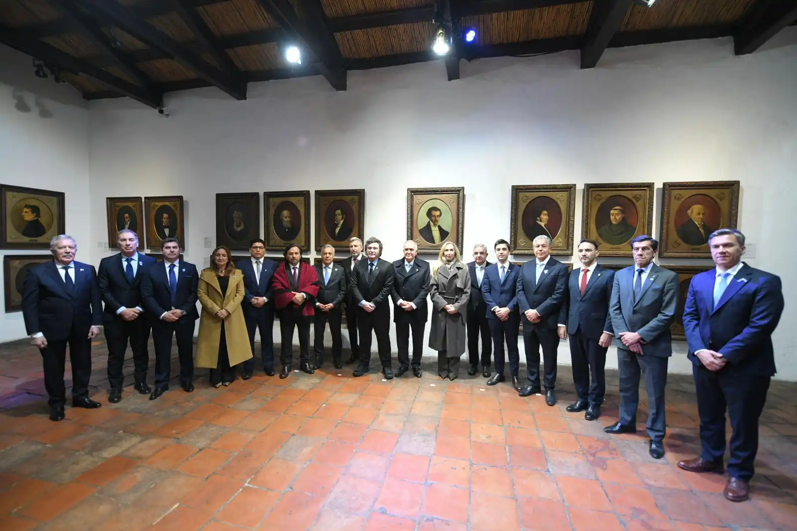 El presidente Javier Milei con su gabinete y gobernadores.