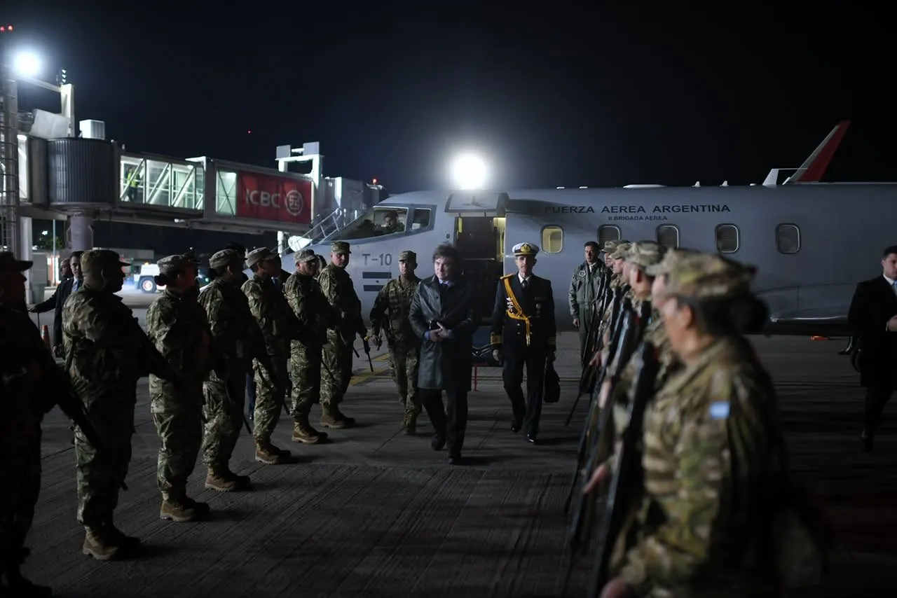 El presidente Javier Milei llegando a Tucumán.