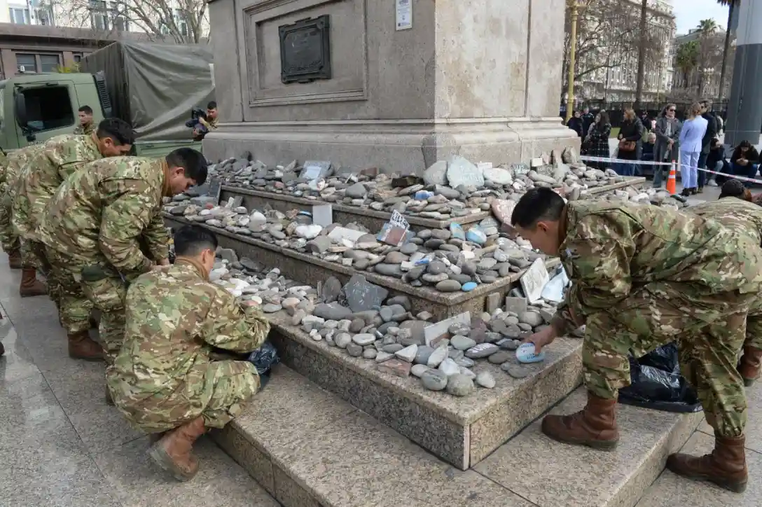 Las piedras fueron puestas nuevamente en su lugar.