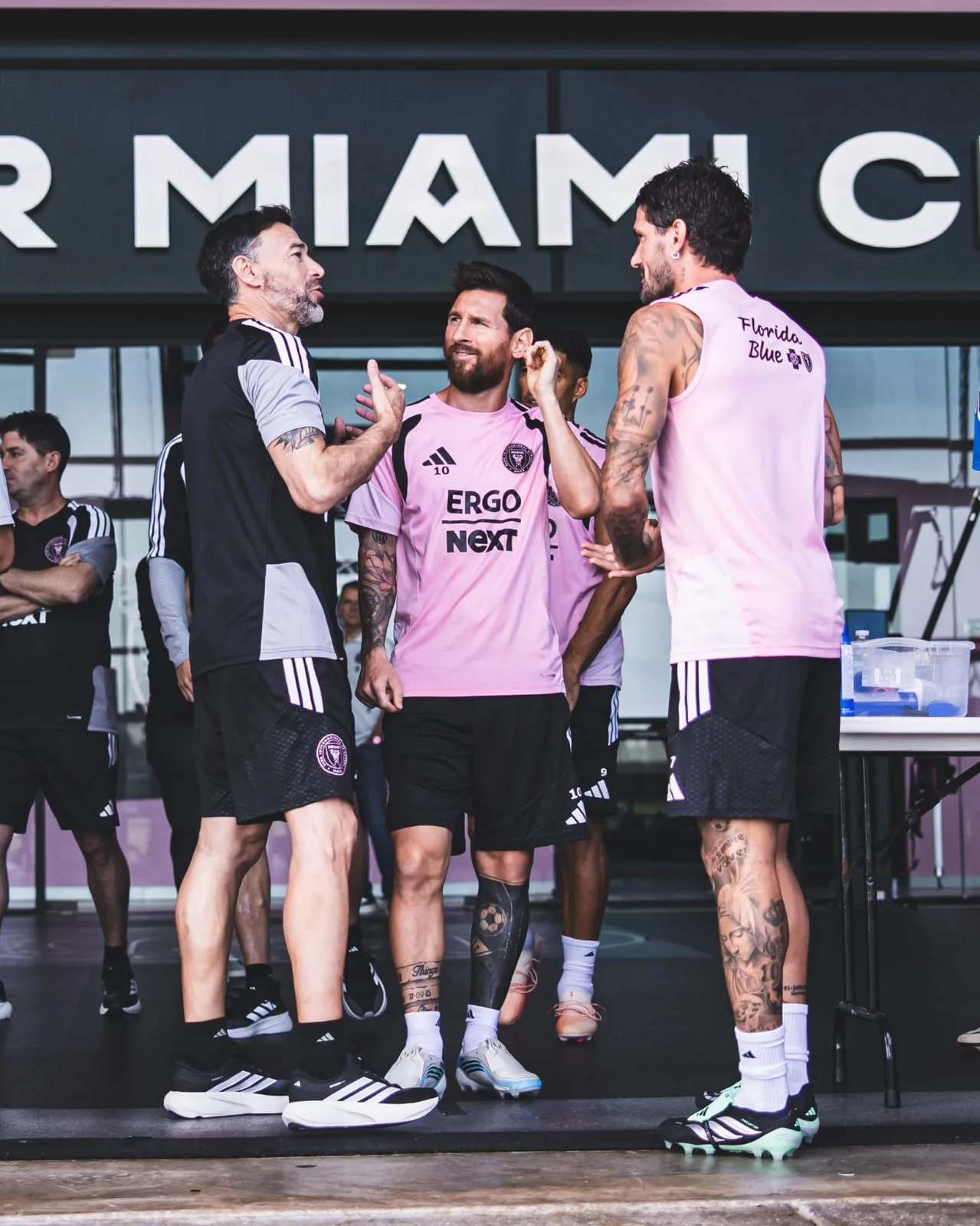 "Kily" González junto a Lionel Messi y Rodrigo De Paul