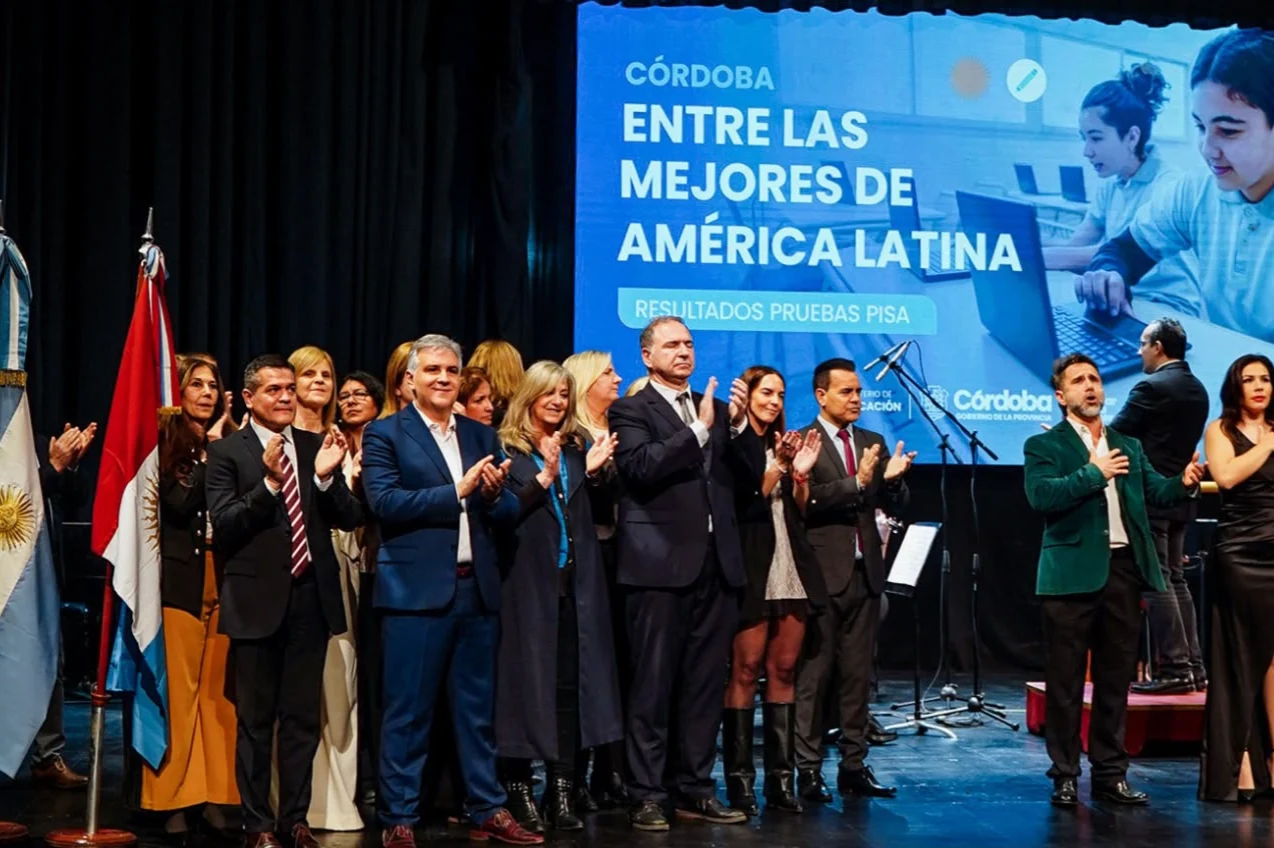 Llaryora reconoció a los docentes por los resultados alcanzados por Córdoba en las pruebas PISA