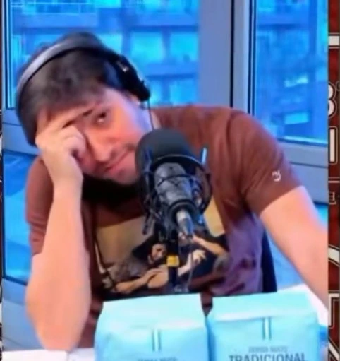 La cara del periodista escuchando a la senadora kirchnerista.