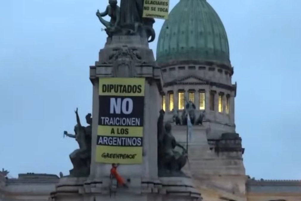 Greenpeace terrorists vandalized a monument in front of Congress in rejection of the Glacier Act