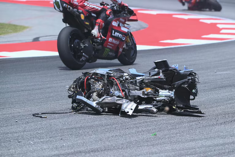 Así quedó la moto de Álex Márquez luego del choque