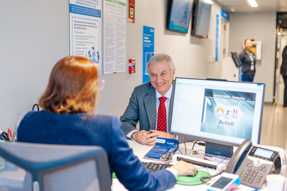 Kast recibe los resultados negativos de su test.