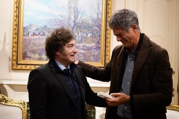 El presidente, Javier Milei entrega una medalla a veterano de Malvinas.