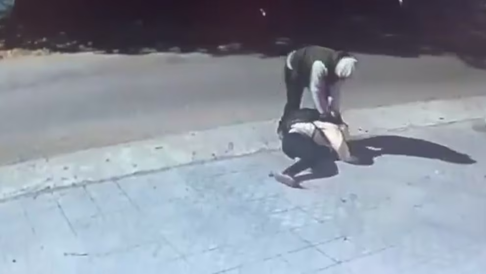 Las imágenes del violento asalto generaron fuerte indignación en el barrio y en las redes sociales.